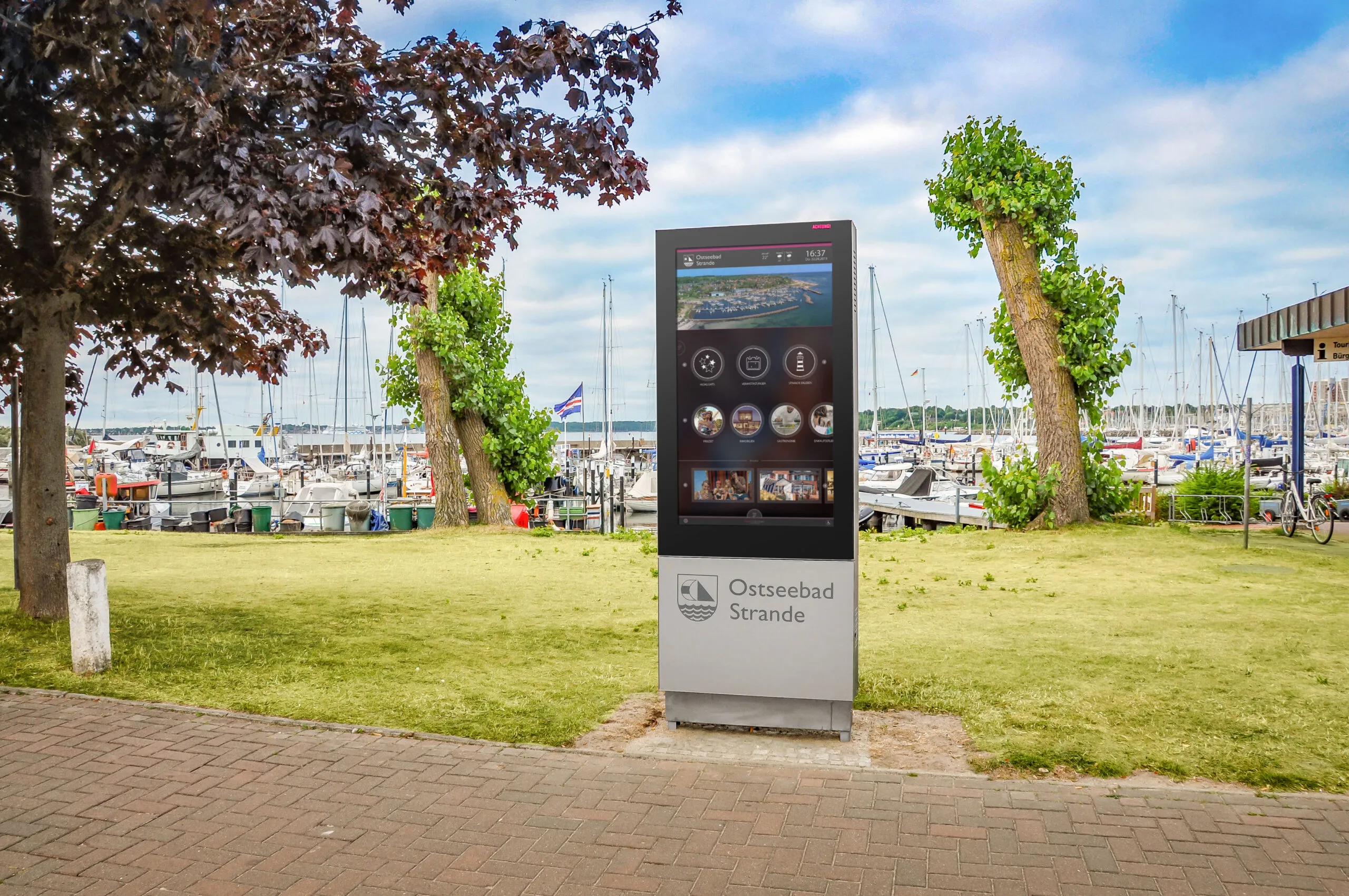 Digitale Infostele von FAN medienhaus am Hafen von Strande. Die Software haben wir individuell auf Pimcore-Basis entwickelt.