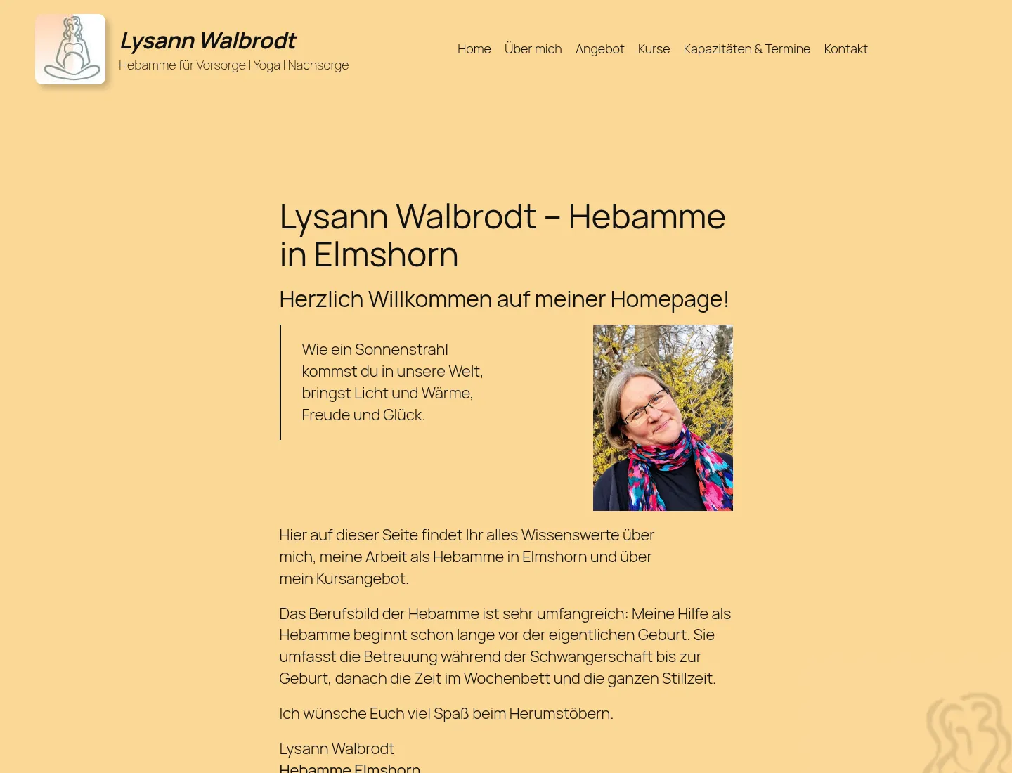Startseite der Hebamme Lysann Walbrodt mit Navigation, Begrüßung und Porträt auf einem warmen gelben Hintergrund.